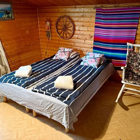 Vakantiehuis An Idyllic Little Summer In The Middle Of The Nature With Hot Tub Utajärvi